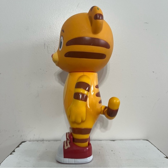 2018 Jakks Pacific Mr Fred Rogers Company Daniel Tiger 7” Action Figure - Picture 4 of 6